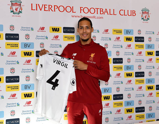 Hậu vệ đắt giá nhất thế giới Van Dijk ra mắt CĐV Liverpool Hậu vệ đắt giá nhất thế giới Van Dijk ra mắt CĐV Liverpool